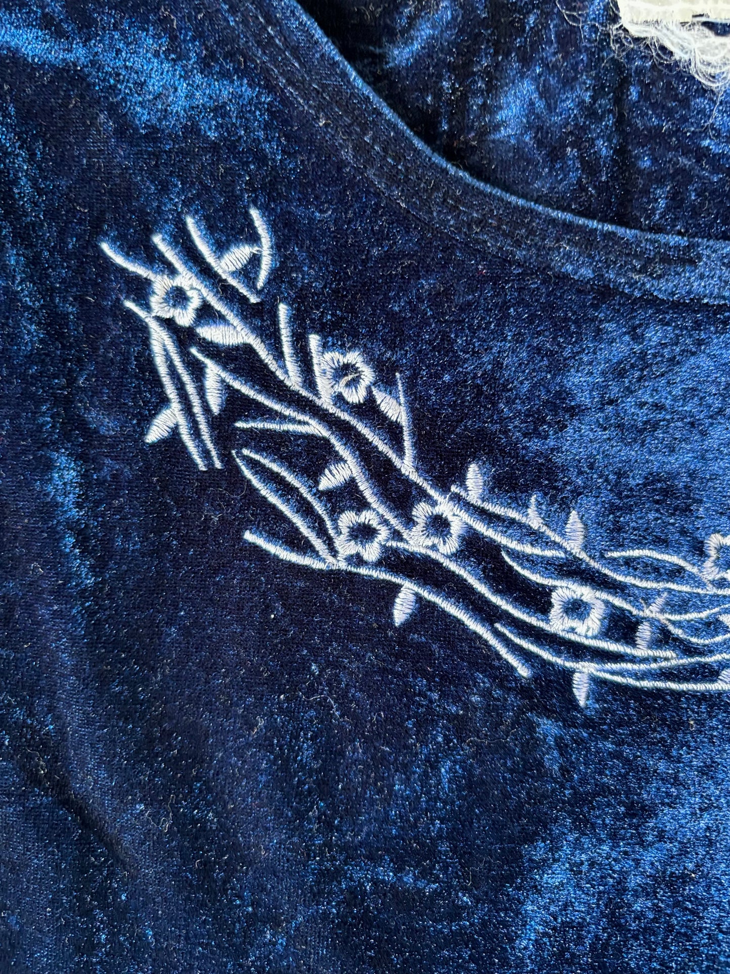 ネイビー×ホワイトフラワー刺繍ベロアトップス